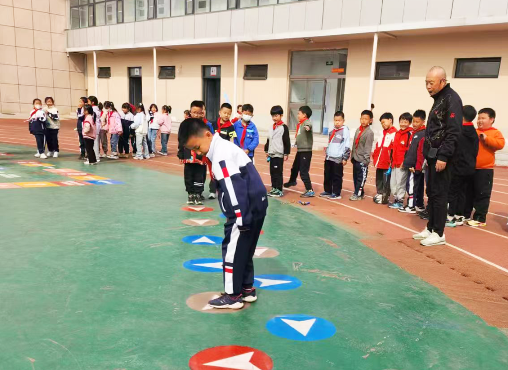 走访观察：中小学生每天在校im电竞入口运动时间如何达2小时(图1)